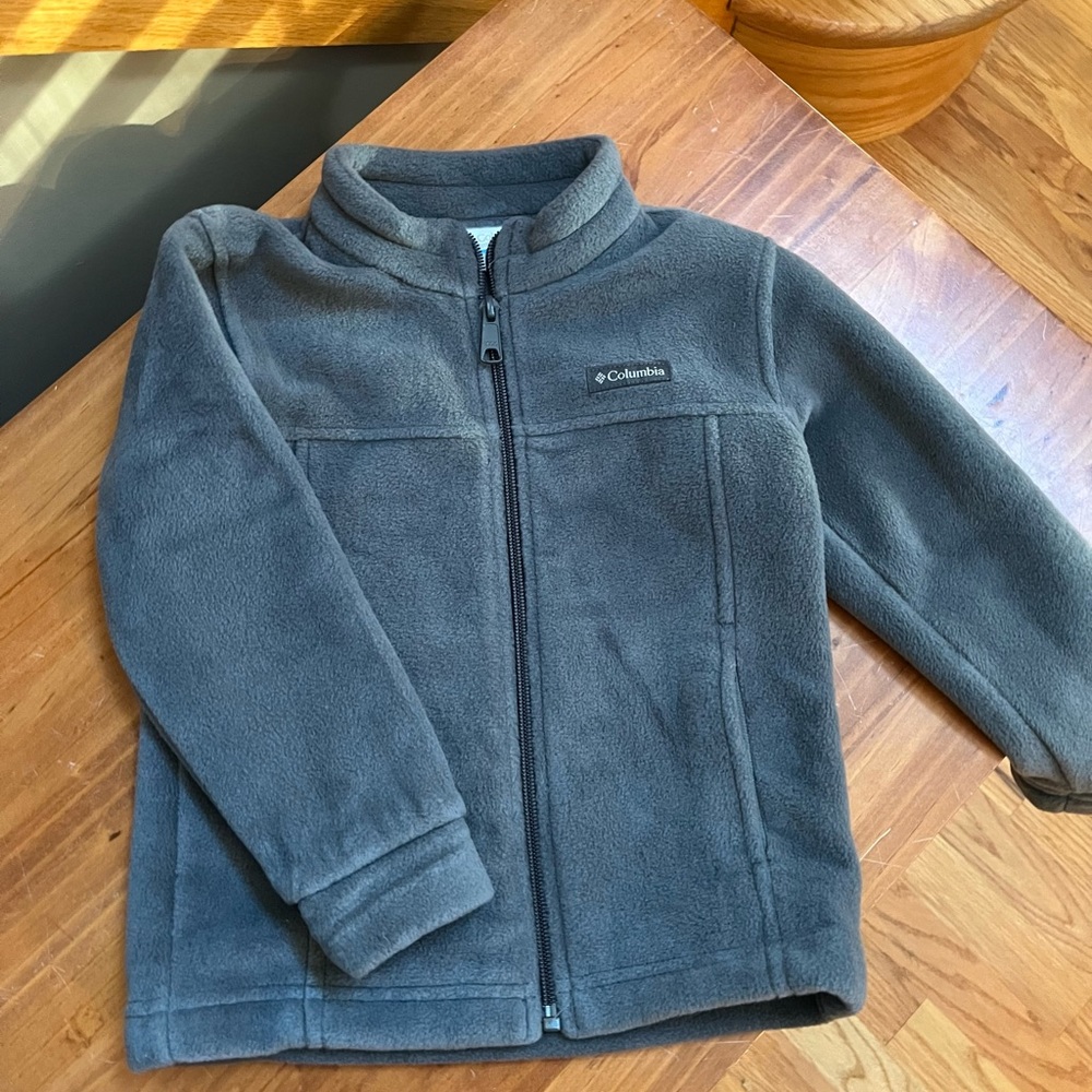 Columbia 4t fleece jacket. Pre owned excellent condition. Super warm.